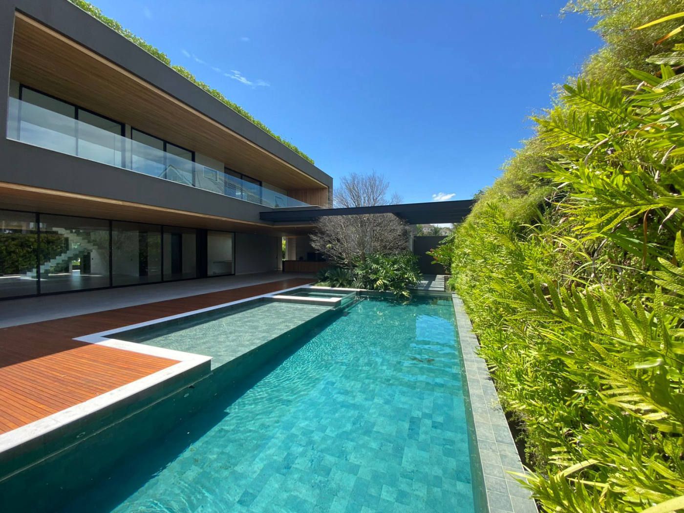 House, 8 073 m²